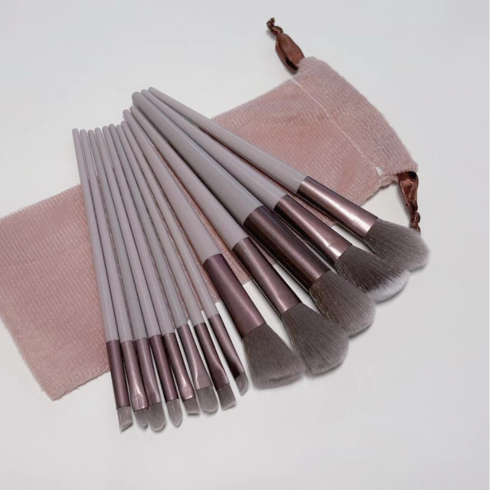 Conjunto de 13 Pincéis de Maquiagem – Suavidade, Praticidade e Perfeição em Cada Detalhe
